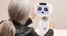 Freundlicher Roboter "Buddy" mit Testperson