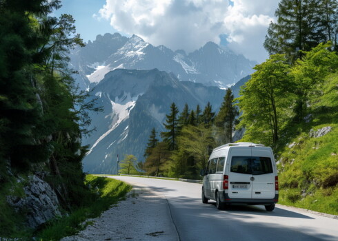 Ein Gästeshuttle auf dem Weg zu einem touristischen Ziel