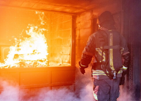 Ein Proband mit einem Prototyp einer intelligenten Feuerwehrjacke in der Brandsimulationsanlage © Salzburg Research/wildbild